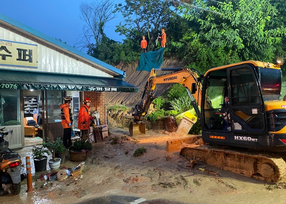 15일 오전 4시 53분께 70대 주민 A씨가 집 앞 사면에서 쏟아진 토사에 매몰돼 심정지 상태로 구조된 세종시 연동면 송용리에서 굴착기를 동원한 토사 제거작업이 진행되고 있다. 2023.7.15 [세종시 제공. 재판매 및 DB 금지]