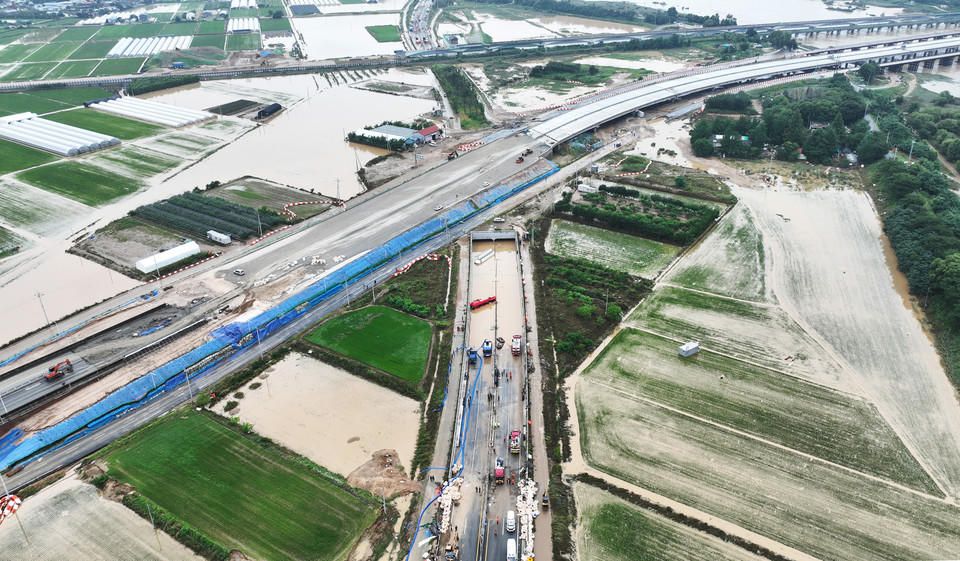 16일 미호천 제방 유실로 침수된 충북 청주시 오송읍 궁평2지하차도에서 119 구조대원들이 실종자 수색을 하고 있다. 2023.7.16 사진=연합뉴스.