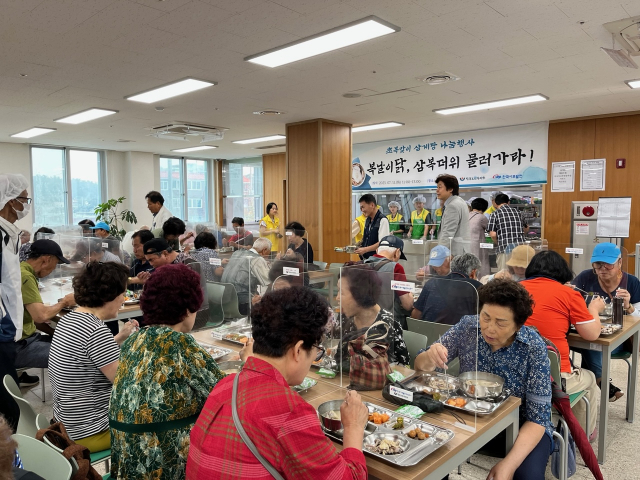 태안 백화노인복지관(태안장로교회 운영)은 11일 초복을 맞아 한국서부발전과 함께 ‘삼계탕 나눔행사’를 실시했다.