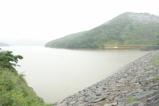 18일 충남 보령댐. 지난 13일부터 쏟아진 집중호우에 수위가 높아져 있다. 김중곤 기자