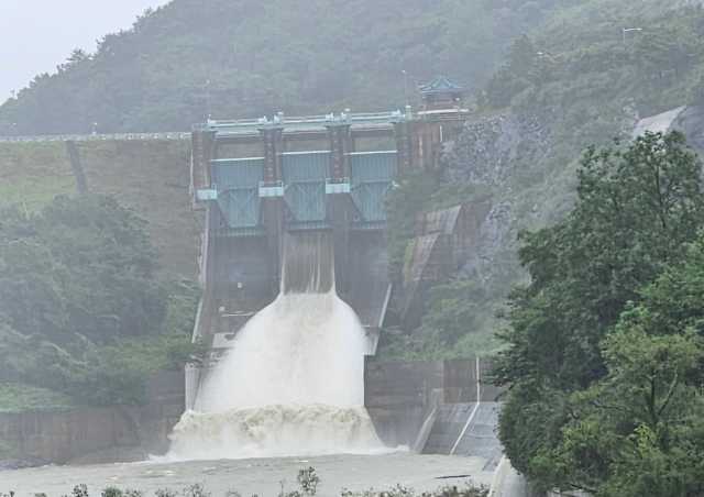 보령댐이 수문을 개방하고 물을 내보내고 있다. 한국수자원공사 보령권지사 제공