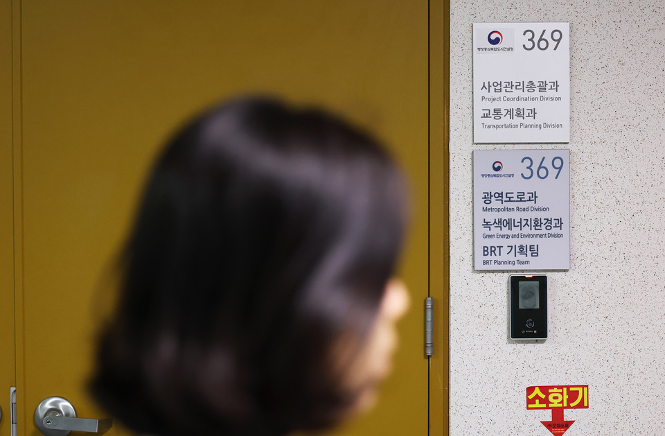 국무조정실이 폭우로 인한 침수로 다수의 인명 피해가 발생한 '오송 지하차도 참사'에 대한 원인을 규명하는 감찰에 착수한 것으로 알려진 17일 오후 세종시 정부세종청사 행정중심복합도시건설청(행복청)에 직원들이 오가고 있다. 2023.7.17 사진=연합뉴스.