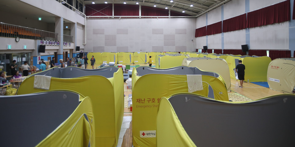 충북 청주에 미호강 범람으로 인한 홍수 피해가 발생한 가운데 19일 흥덕구 오송읍행정복지센터에 이재민 대피소가 마련돼 있다. 2023.7.19 사진=연합뉴스.