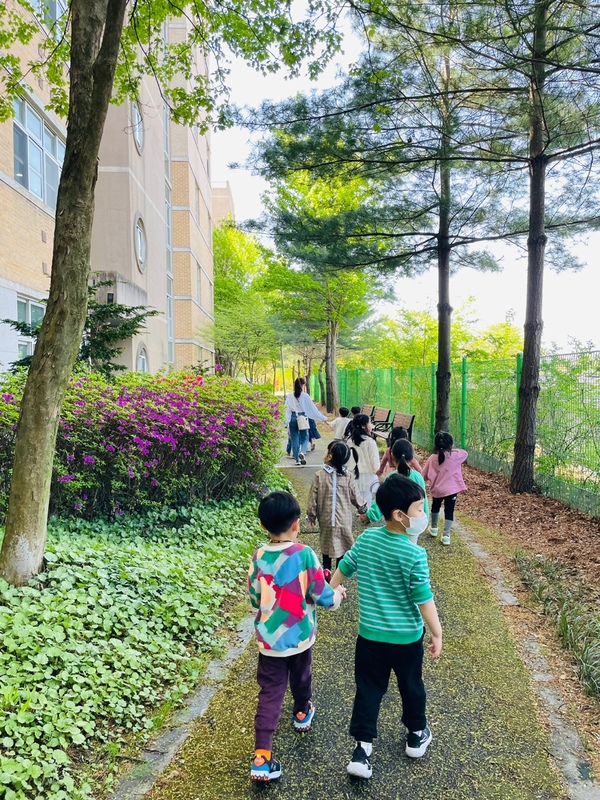 ▲ 생태교육의 일환으로 산책을 하고 있는 대전지역 공립유치원 유아들.