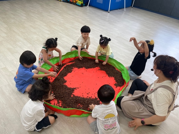 ▲ 특성화 프로그램에 참여한 대전지역 공립유치원 유아들.