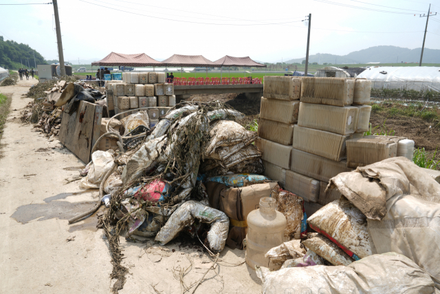 군 장병들이 20일 충남 청양군 청남면 인양리 호우 피해 비닐하우스에서 치운 잔해. 김중곤 기자