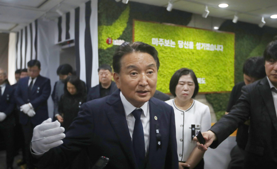 김영환 충북도지사가 20일 오전 충북도청에 마련된 청주 오송 지하차도 참사 합동분향소에 방문해 기자들의 질문에 대답하고 있다. 2023.7.20. 사진=연합뉴스.