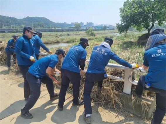 대전경찰이 폭우로 물에 잠겼던 갑천변에서 부유물을 제거하고 있다. 대전경찰청 제공