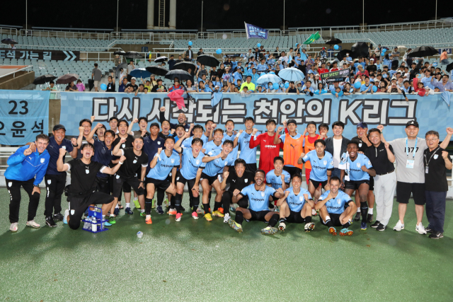 No dia 23, o Seonan City FC registrou uma valiosa primeira vitória na liga ao derrotar o Seongnam FC por 3 a 2 no Seonan Sports Complex.  Após a partida, os jogadores do Cheonan City FC posam para uma foto de lembrança com os torcedores.  Apresentado pela Associação Coreana de Futebol Profissional.