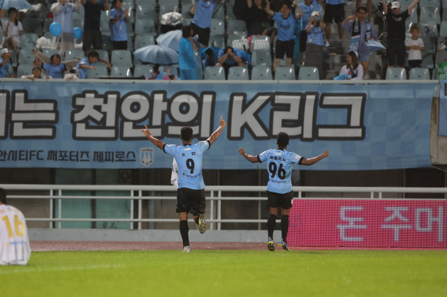 No dia 23, o Seonan City FC registrou uma valiosa primeira vitória na liga ao derrotar o Seongnam FC por 3 a 2 no Seonan Sports Complex.  Motta, autor do gol decisivo na prorrogação do segundo tempo, vai para a torcida com Paulino.  Apresentado pela Associação Coreana de Futebol Profissional.