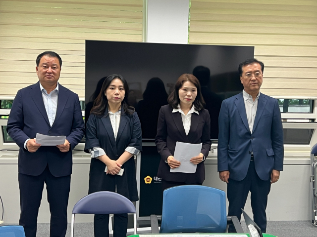 대전시의회 더불어민주당 소속 의원들이 24일 대전시의회 기자실에서 조례 미상정 등에 대한 입장을 밝히고 있다. 박영문 기자