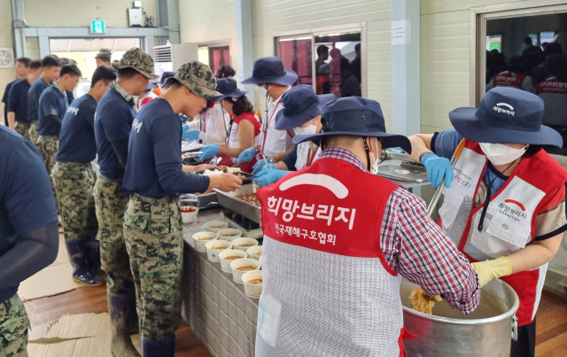 희망브리지 회원들이 이재민 임시 거처인 청남초등학교에서 이재민과 자원봉사자, 군인, 경찰 등 복구작업 참여자들에게 식사를 제공하고 있다.