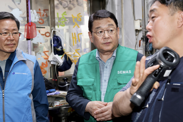 지난 6일 박성효 소진공 이사장은 조용돈 한국가스기술공사 사장과 함께 대전 송강전통시장을 찾아 수해대비 합동점검을 했다. 소진공 제공
