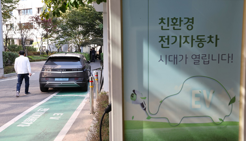 전기차충전소에서 전기차가 충전을 하고 있다. 사진=연합뉴스.