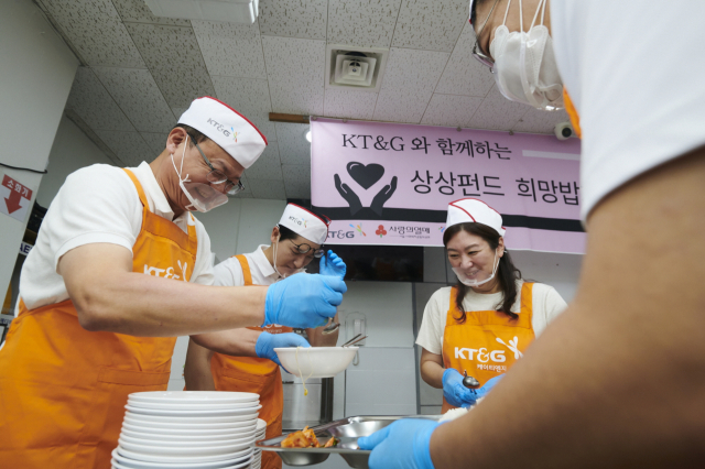 27일 백복인 KT&G 사장과 임직원 20여명은 서울시 용산구 소재 무료급식소 따스한채움터를 찾아 배식 봉사활동을 했다. KT&G 제공
