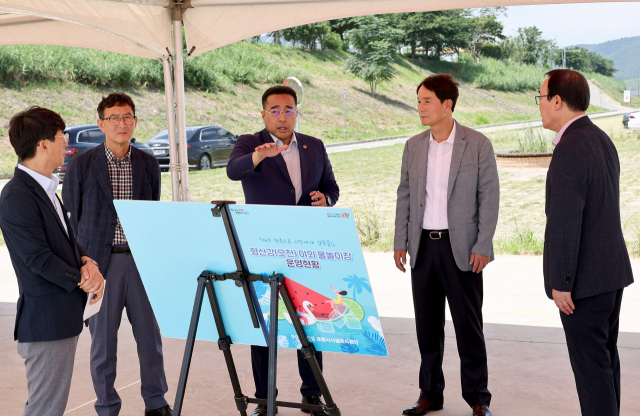 이상래 대전시의장(우측 두번째)과 김영삼 대전시의원(우측 세번째)이 경북 포항시 형산강 야외물놀이장을 방문해 시설을 살펴보고 있다. 대전시의회 제공