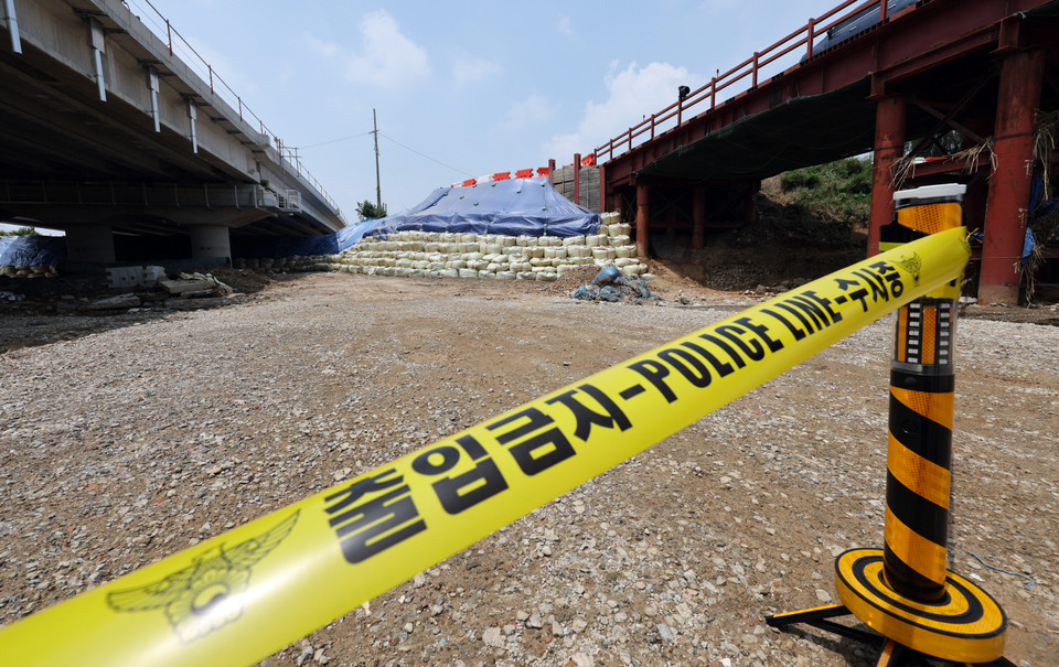 24명의 사상자를 낸 충북 오송 궁평2지하차도 침수 사고 원인을 밝히기 위한 경찰, 국과수 등 유관기관의 합동감식이 지난 20일 진행됐다. 사진은 이번 참사의 직접적인 원인으로 지목되는 미호강 제방. 2023.7.20 사진=연합뉴스.