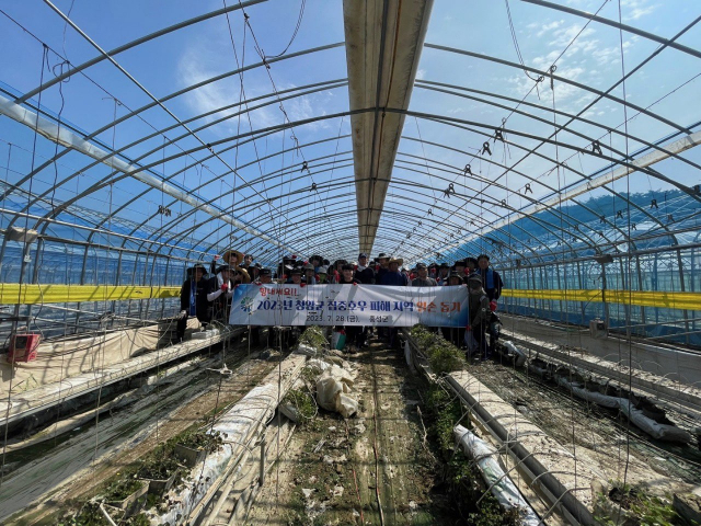 홍성군 공직자들이 청양 수해피해 복구 지원 나섰다. 사진 홍성군 제공