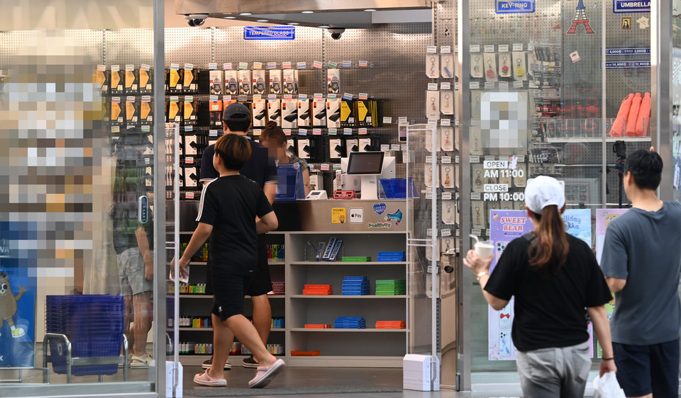 에너지 낭비의 주된 원인인 개문냉방이 여전한 가운데 31일 대전 중구 은행동에서 에어컨을 가동한 매장이 문을 열어두고 영업하고 있다. 이경찬 기자 chan8536@cctoday.co.kr 