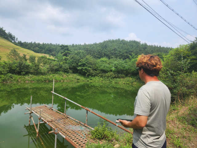 31일 충남 홍성 갈산면에서 가물치 양식장을 운영하는 A 씨가 자신의 양식장을 바라보고 있다. 사진=김지현 기자