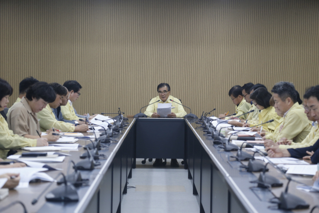 폭염대비 재난대책을 주재하고 있는 김기웅 서천군수(가운데)사진=서천군 제공.