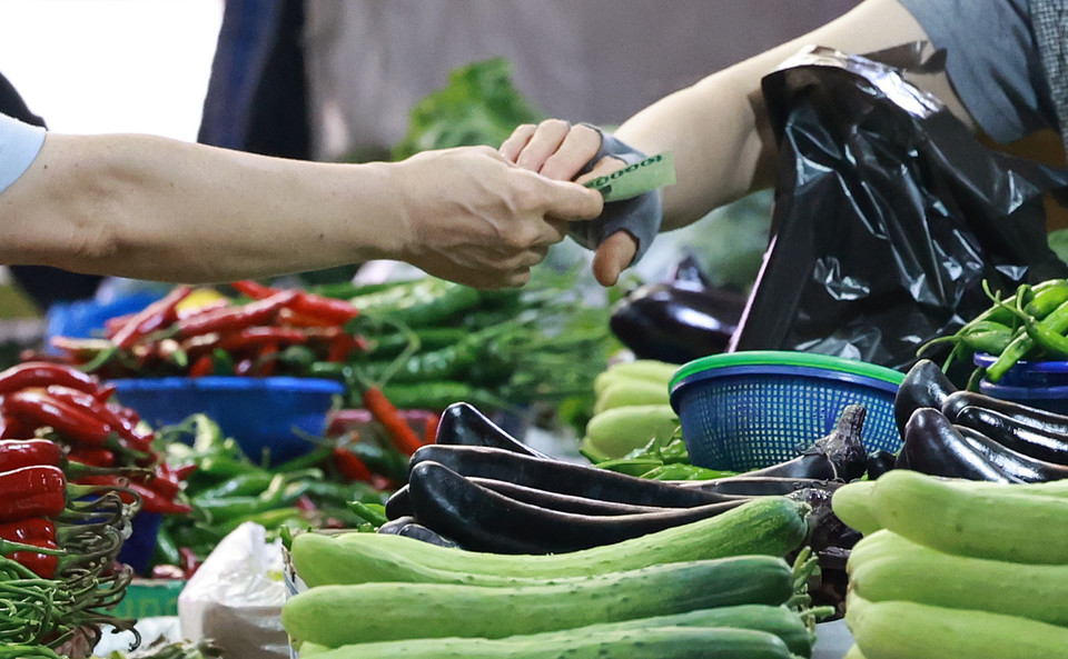 한 전통시장에서 상인이 채소를 판매하고 있다. 사진=연합뉴스.