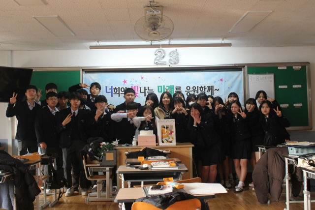 대전둔산중학교 제자들과 함께하고 있는 야구대표팀 투수 김보미(가운데). 본인제공