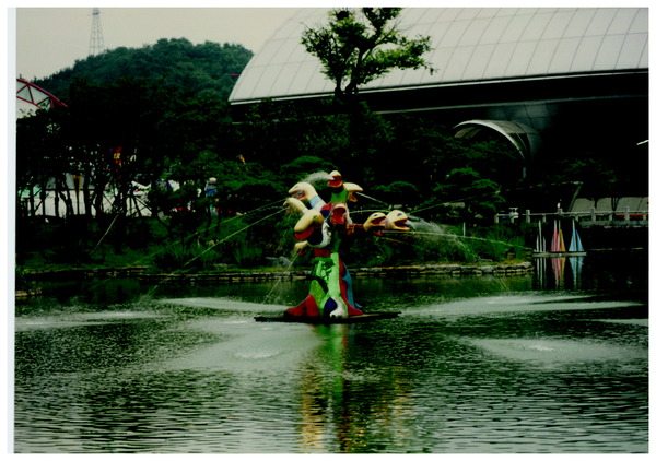 ▲ 인공연못에 설치된 니키 드 생팔의 ‘나무분수’. 대전시립미술관 제공