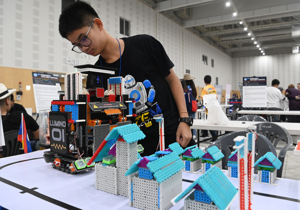 ▲ 5일 대전컨벤션센터 제2전시장에서 열린 제12회 로봇융합 페스티벌에 참가한 외국인 어린이가 창작 로봇을 만들고 있다. 이경찬 기자