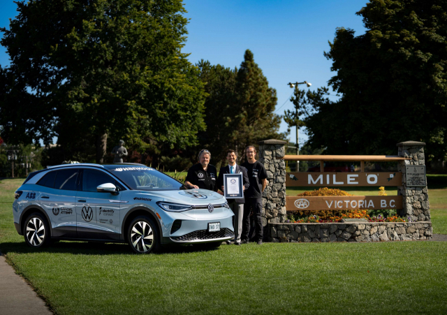 한국타이어가 폭스바겐 ID.4 차량에 ‘아이온 에보 AS’를 장착해 최소 충전으로 캐나다 1번 국도를 횡단하며 기네스 세계 신기록을 달성했다. 한국타이어 제공