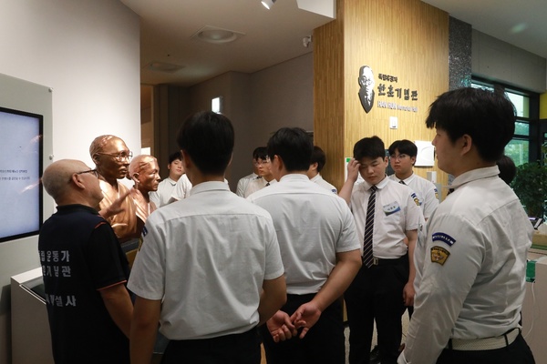 지난달 13일 오후에 한훈 기념관을 전북 남원 제일고 학생들 16명과 인솔 선생님 2명 등 18명이 찾아왔다. 