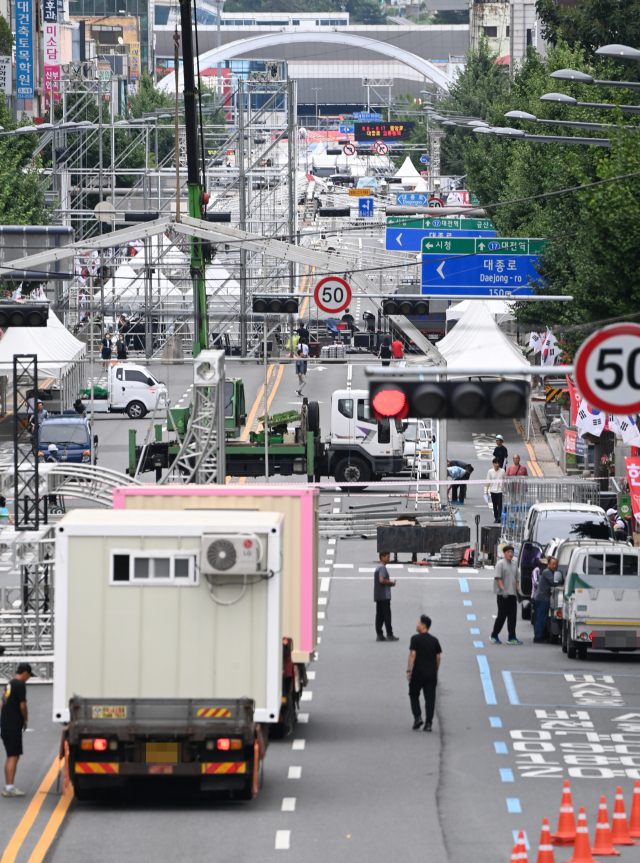 '0시 축제' 개막을 이틀 앞둔 9일 대전 중구 중앙로에서 관계자들이 축제 준비를 위해 교통을 통제하고 구조물을 설치하고 있다. 대전 0시 축제 기간을 전후한 9일 오전 5시부터 18일 오전 5시까지 중앙로와 대종로 일원 교통이 전면 통제된다. 이경찬 기자