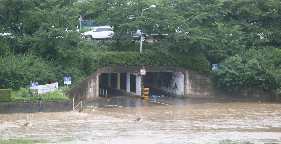 지난 7월 14일 밤새 내린 비로 충북 청주시 무심천이 불어나 도로가 잠겨 있다. 2023.7.14. 사진=연합뉴스.
