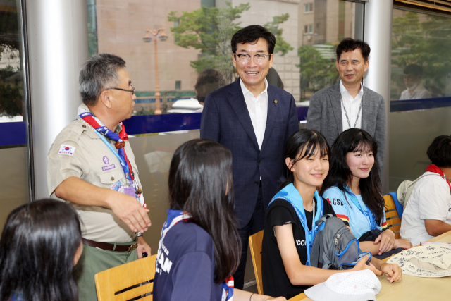 윤건영 충북교육감(뒷줄 가운데)이 9일 오후 청주대학교 평생교육원 기숙사를 방문해 잼버리대회에 참가하고 국내 참가자들과 대화를 나누고 있다. 충북교육청 제공
