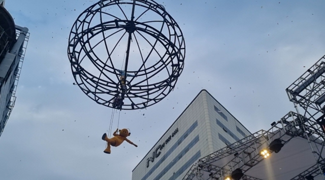 11일 대전 0시 축제 중앙로 특설무대에서 대전의 마스코트 꿈돌이가 공중 퍼포먼스를 벌이고 있다.사진=조정민 기자