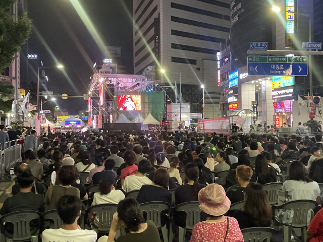 11일 대전 0시 축제 중앙로특설무대에서 진행된 k-pop콘서트를 시민들이 관람하고 있다.사진=윤경식 기자