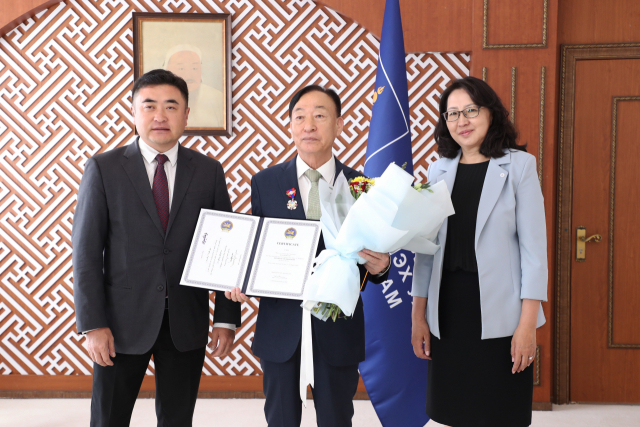 설동호 대전시교육감(사진 가운데)이 몽골 교육과학부에서 우호협력 관계증진에 크게 이바지한 외국인에게 수여하는 최고 훈장인 친선우호훈장을 받았다. 대전시교육청 제공