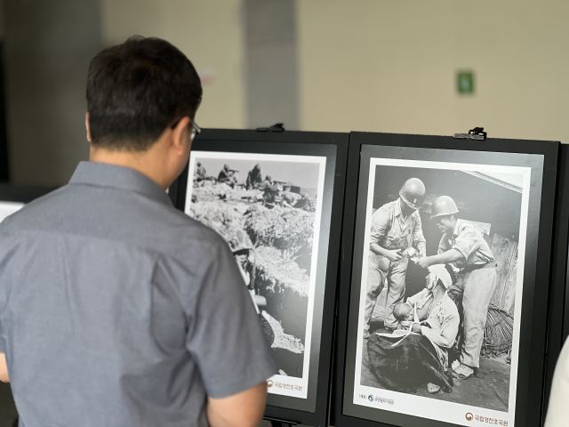 충남교육청 교직원들이 24일까지 진행되는 ‘6·25 전쟁 종군기자 데이비드 더글라스 던컨 사진전’을 관람하고 있다. 사진 충남교육청 제공