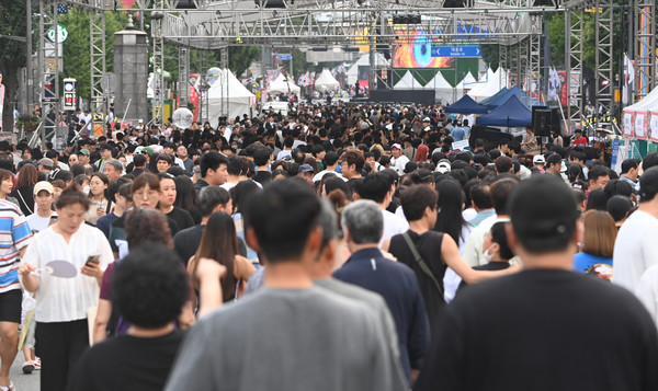 지난 12일 대전 0시 축제가 열린 대전 중구 은행동 원도심이 축제를 즐기려는 시민들로 북적이고 있다. 이경찬 기자 chan8536@cctoday.co.kr