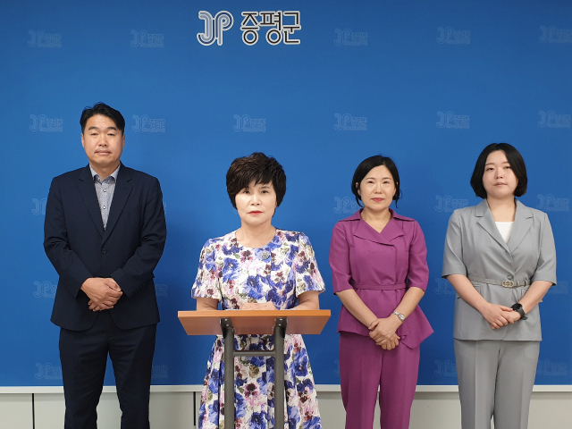 증평군의회 국민의힘 의원들이 17일 충북지사 주민소환과 관련해 입장을 밝혔다. 조윤성, 이동령, 홍종숙, 이금선(왼쪽부터) 의원 모습. 김정기 기자
