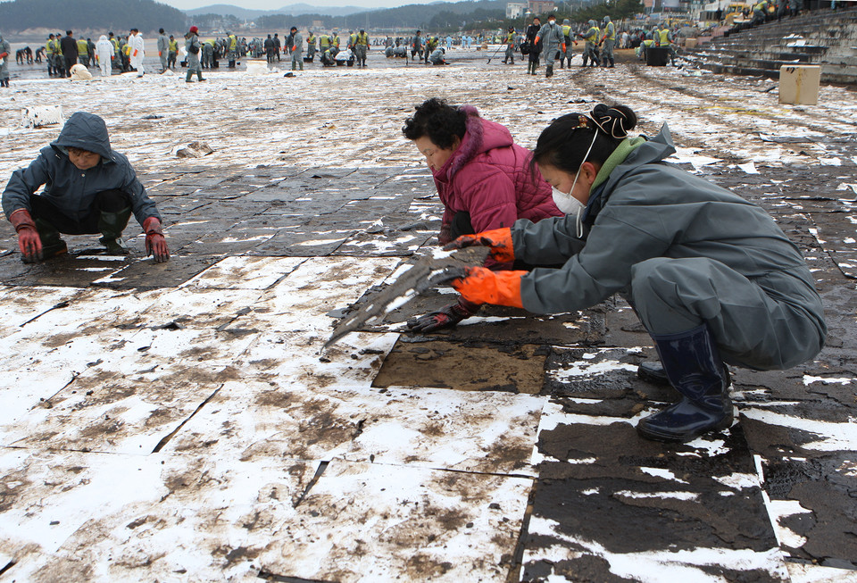 사진은 당시 사고 뒤 태안 유류 사고 극복 자원 봉사 모습. 2022.11.26 [문화재청 제공. 재판매 및 DB 금지]