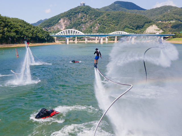 한여름 단양 수상 페스티벌이 오는 26일∼27일 2일간 단양에서 남한강에서 열린다. 사진은 플라이드 보드 모습. 단양군 제공