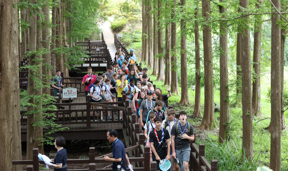 전북 부안 새만금 야영장을 조기 퇴영한 잼버리 영국 대원들이 지난 8월 9일 오전 충북 청주 상당구 문의면 옛 대통령 별장 청남대를 방문해 메타세콰이어길을 걷고 있다. 2023.8.9. 사진=연합뉴스.
