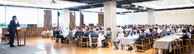 김욱 배재대학교 총장이 23일 대전 라도무스 아트센터에서 개최된 ‘미래혁신을 위한 전체 구성원 워크숍’에서 인사말을 하고 있다. 배재대 제공