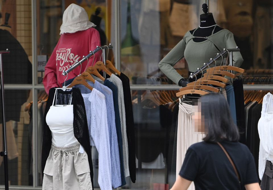 27일 대전 서구 둔산동에 위치한 의류매장에 가을 옷이 진열돼 있다. 이경찬 기자 chan8536@cctoday.co.kr