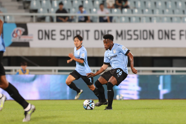 27일 천안종합운동장에서 열린 ‘하나원큐 K리그2 2023’ 28라운드 천안시티FC와 충북청주FC의 경기는 0대 0으로 끝났다. 사진은 천안 공격수 파울리뇨 선수가 패스하는 모습. 한국프로축구연맹 제공.