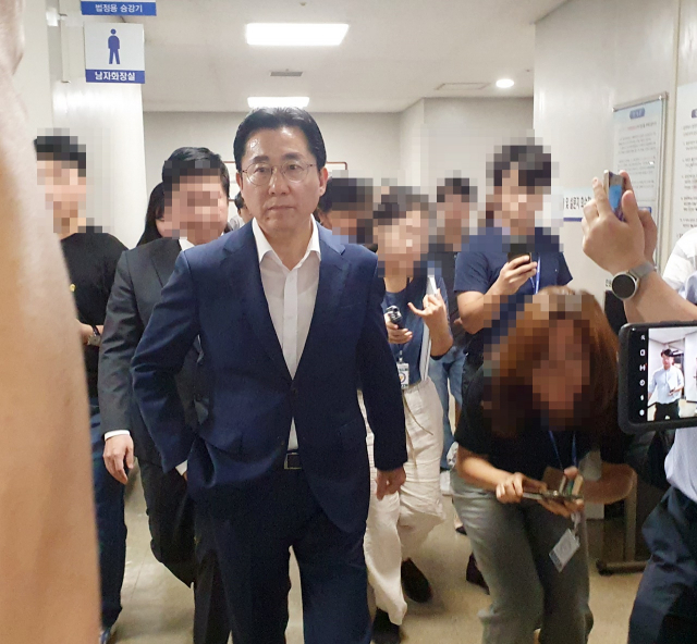 박경귀 아산시장이 지난 25일 대전고등법원에서 열린 항소심 재판을 마치고 퇴장하고 있다. 아산시기자단 제공
