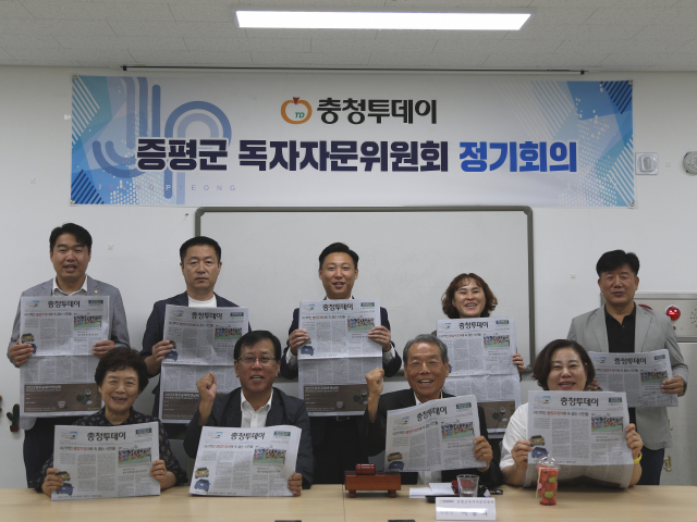 위원들이 회의를 마친 후 ‘신문은 충청투데이’를 외치며 파이팅을 외치고 있다. 김정기 기자