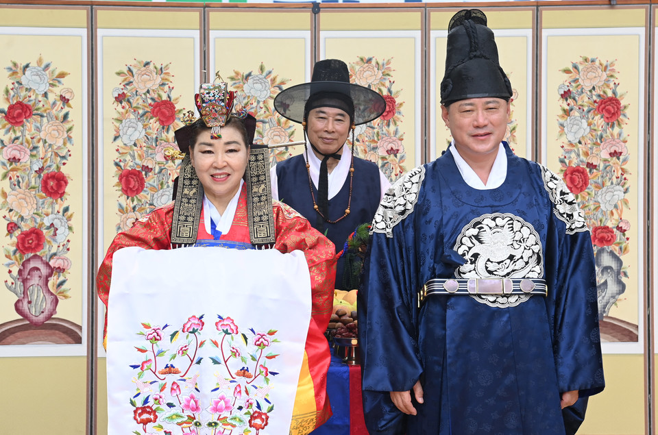 3일 대전 서구 보라매공원에서 열린 제21회 아줌마대축제 리마인드웨딩 전통혼례에서 신랑 신부가 기념사진을 찍고 있다. 이경찬 기자 chan8536@cctoday.co.kr