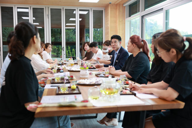 계룡시는 4일 향적산 치유의숲 1층 북카페에서 ‘맘(MOM) 편한 도시, 행복한 계룡’이라는 주제로 소통간담회를 개최했다.